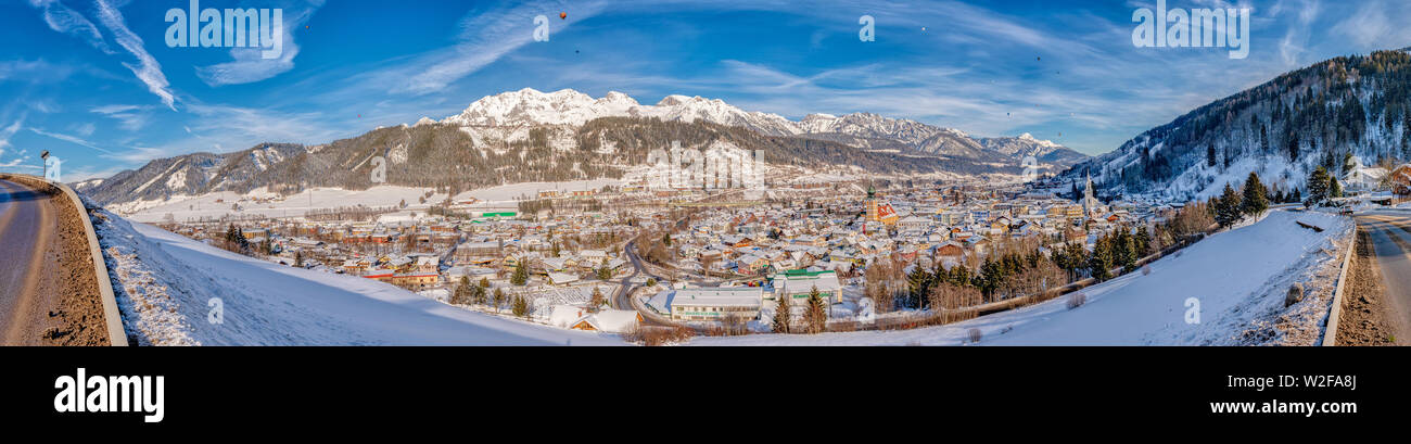 I palloni e montagne innevate oltre a Schladming. Vista panoramica di sci cuore della regione di Schladming-Dachstein, Stiria, Austria, Europa Foto Stock