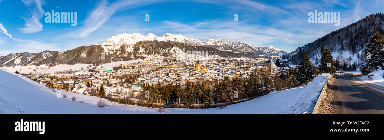 I palloni e montagne innevate oltre a Schladming. Vista panoramica di sci cuore della regione di Schladming-Dachstein, Stiria, Austria, Europa Foto Stock