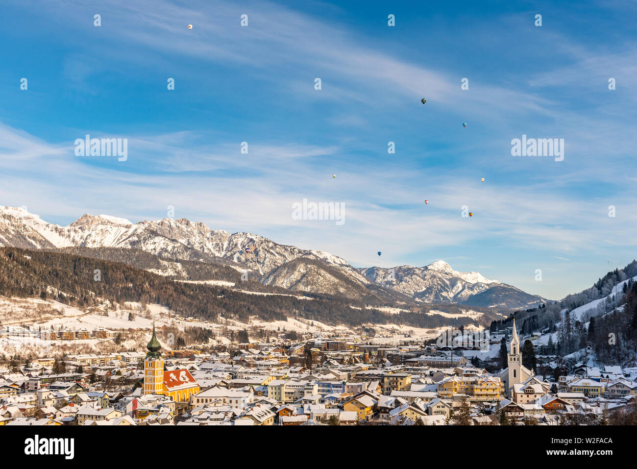 I palloni e montagne innevate su Schladming - sci cuore della regione di Schladming-Dachstein, Stiria, Austria, Europa Foto Stock