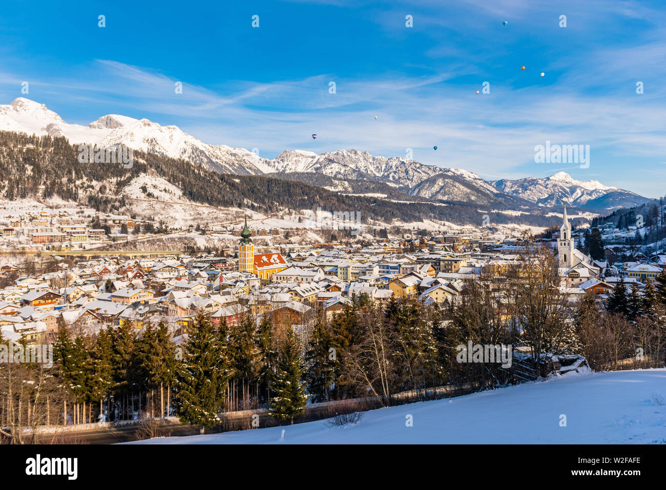 I palloni e montagne innevate su Schladming - sci cuore della regione di Schladming-Dachstein, Stiria, Austria, Europa Foto Stock