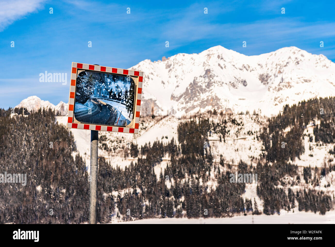 Inverno riflettendo su strada in un specchio congelati con montagne innevate sullo sfondo. Schladming Dachstein Austria, Europa Foto Stock
