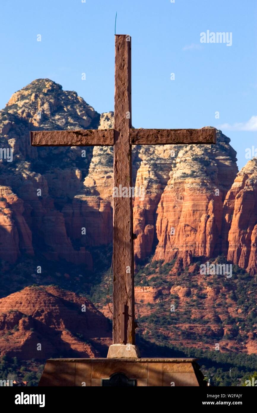 Una croce di legno con le montagne di Sedona in Arizona, in background. Foto Stock
