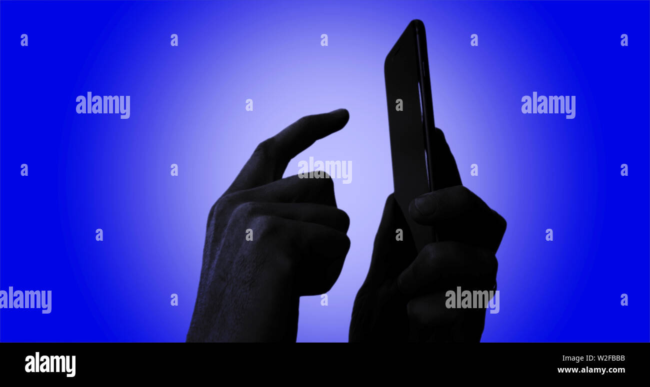 Una persona anonima utilizzando uno smartphone per traina o motivi di privacy Foto Stock