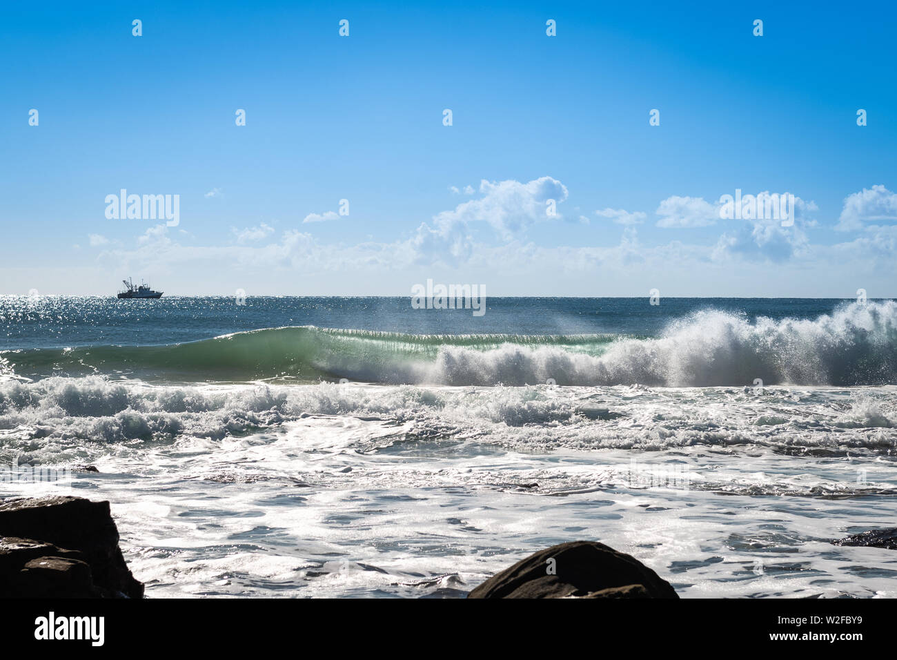 ROLLING surf rompe sulle rocce Foto Stock