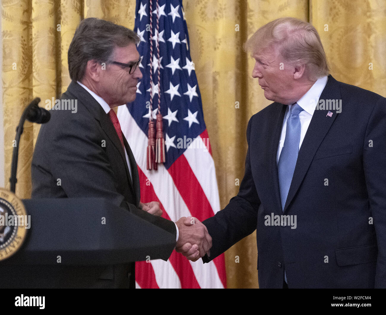 Washington, Distretto di Columbia, Stati Uniti d'America. 8 Luglio, 2019. Stati Uniti Segretario di energia Rick Perry, a sinistra stringe la mano con il presidente USA Trump dopo aver commento su "America's Leadership ambientale'' nella Sala Est della Casa Bianca di Washington, DC lunedì 8 luglio 2019 Credit: Ron Sachs/CNP/ZUMA filo/Alamy Live News Foto Stock