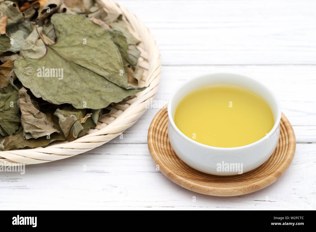 Houttuynia cordata tè, dokudami sano bere su sfondo bianco Foto Stock