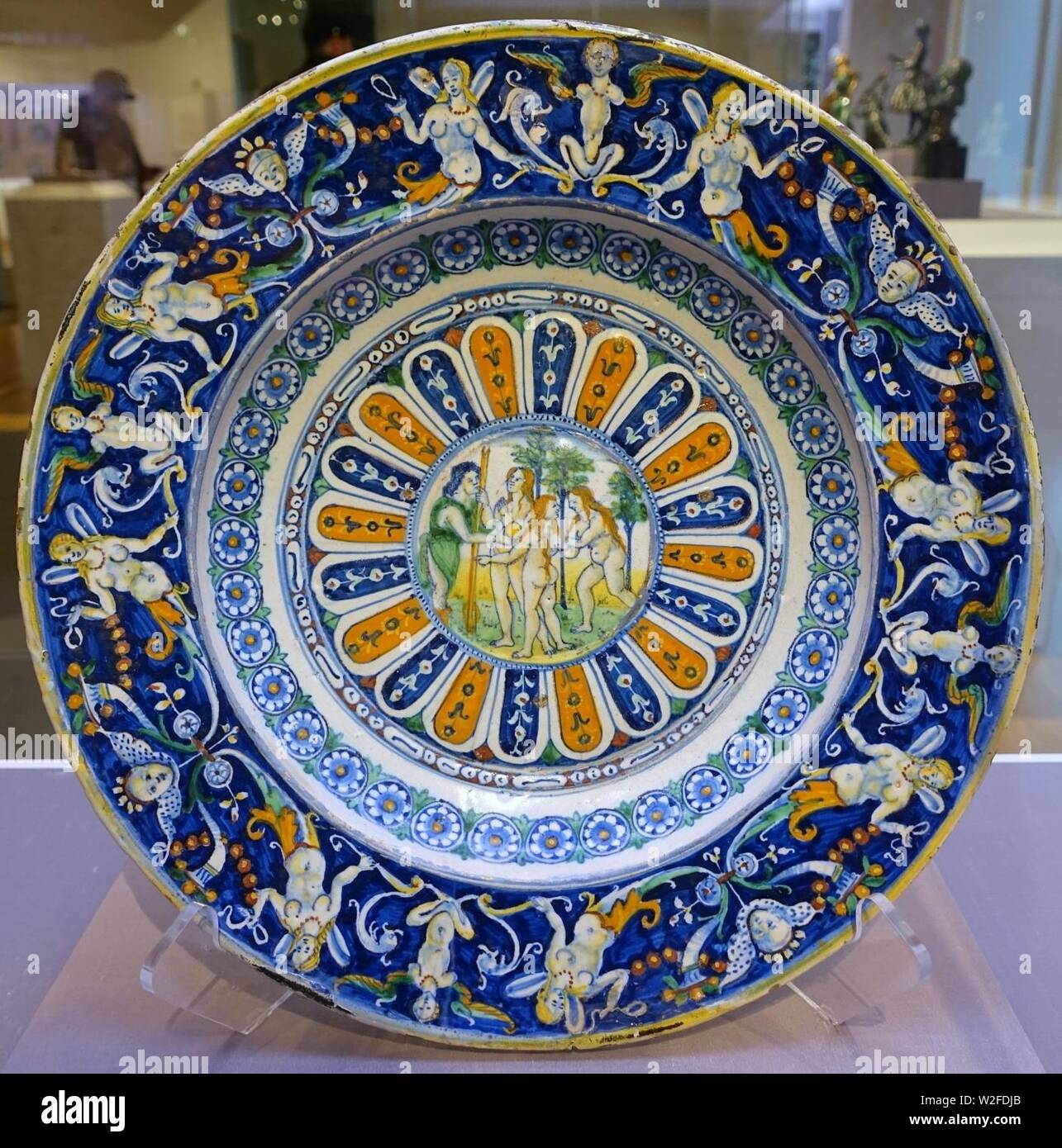 Caricabatterie con decorazione grottesca sulla frontiera, Italiano, Deruta, copia di Caffagiolo o Siena, c. 1500-1510, maiolica - California Palace della Legione d Onore - San Francisco, CA - Foto Stock