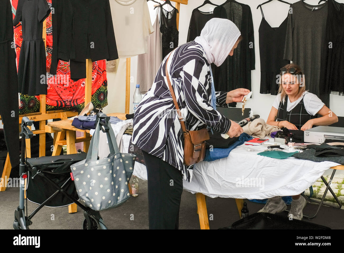 Donna musulmana mercato shopping Berlino Foto Stock