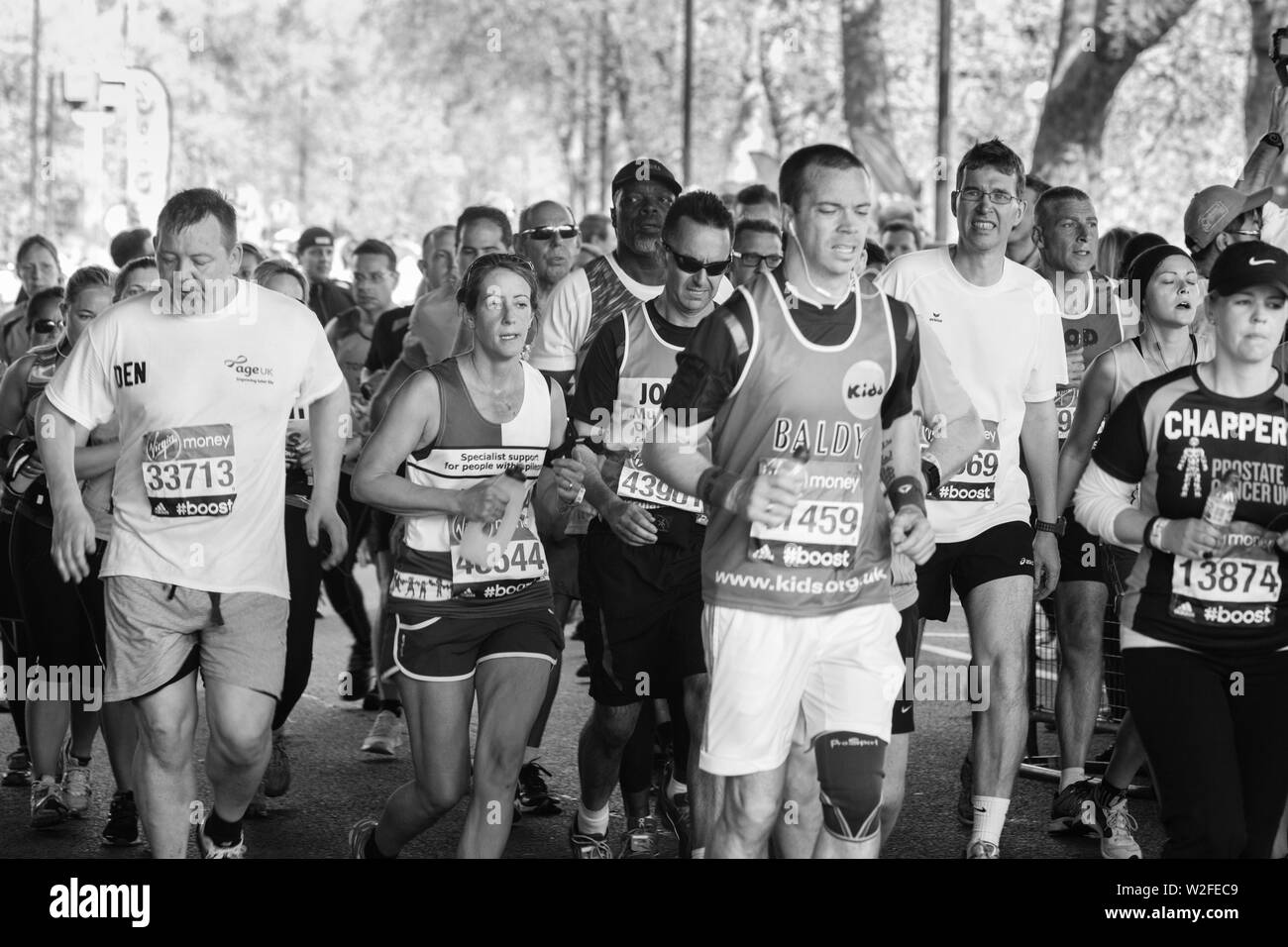 Maratona di Londra a Waterloo Bridge Victoria Embankment Foto Stock