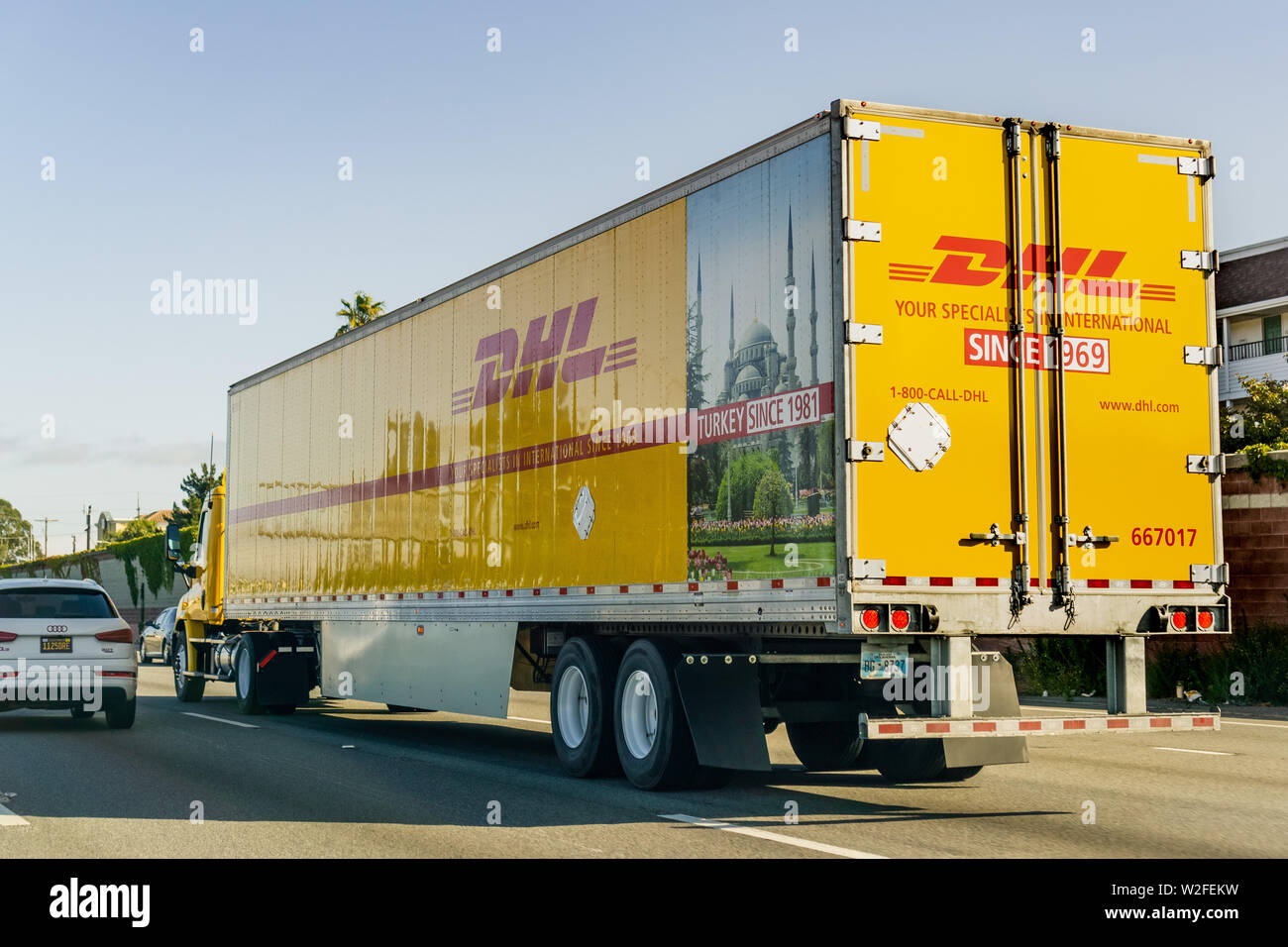 Luglio 4, 2019 San Bruno / CA / STATI UNITI D'AMERICA - DHL Carrello guida in autostrada a San Francisco Bay Area Foto Stock