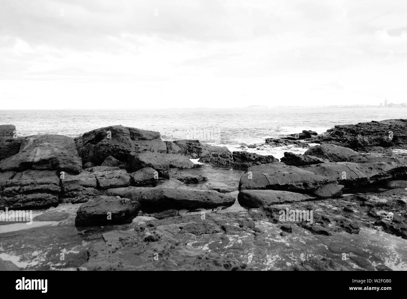 Monocromatico di piscine di roccia a South Beach Foto Stock