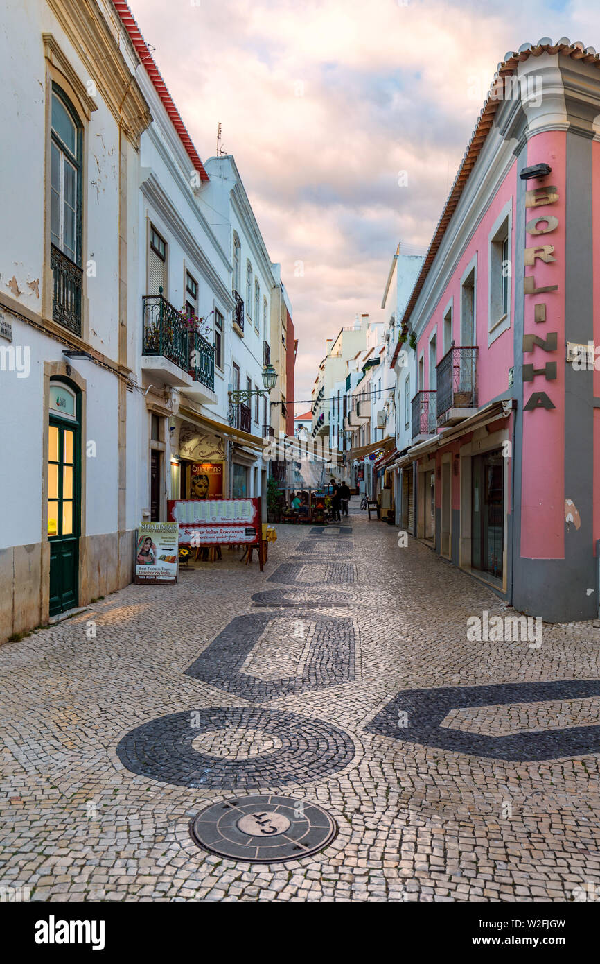 Lagos, Portogallo - 10 Giugno 2018: Street nella città vecchia nel centro di Lagos, regione di Algarve, Portogallo. Strada stretta a Lagos, Algarve, Portogallo. S Foto Stock