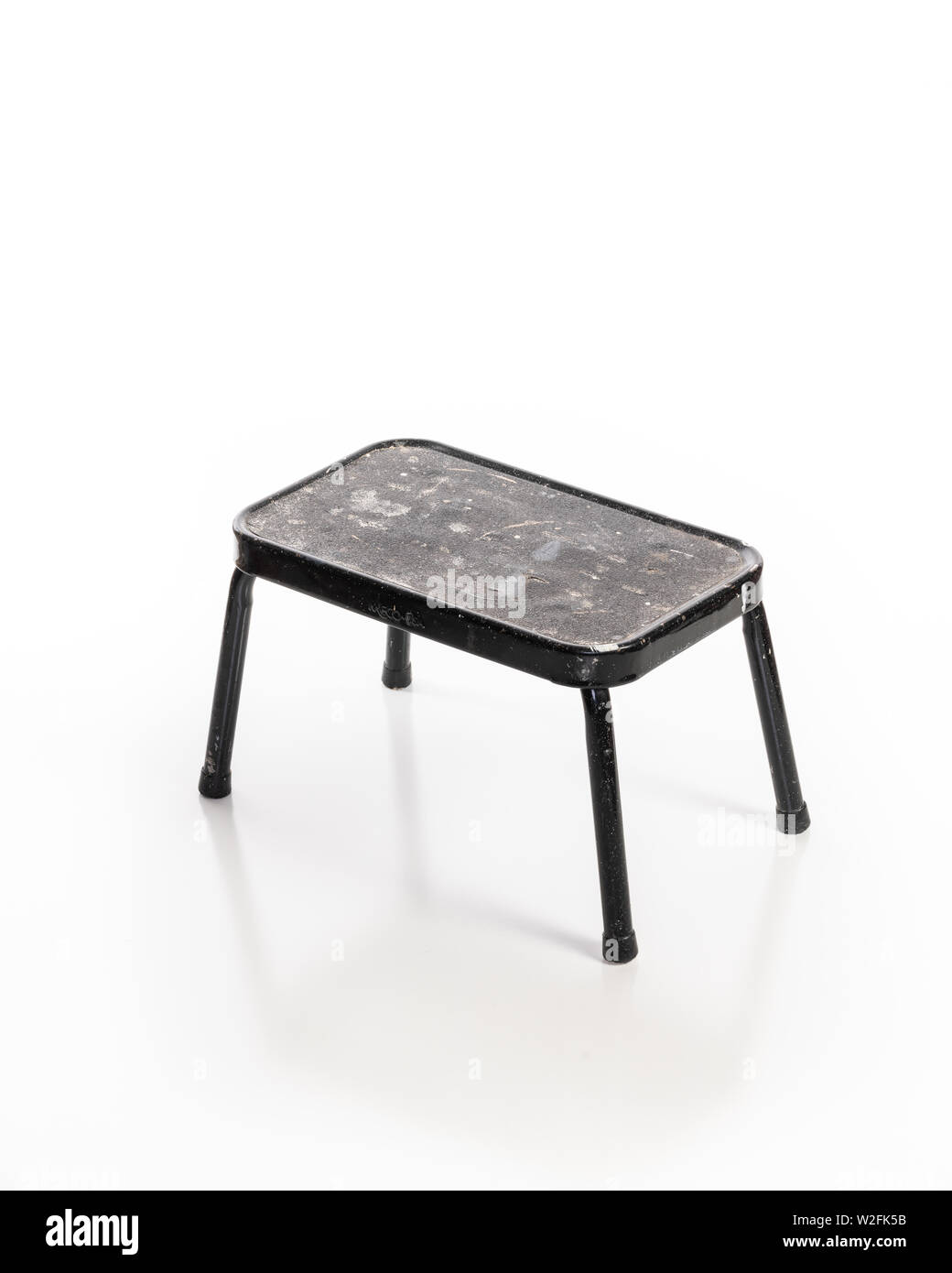 Usato sgabello usato in fase di ristrutturazione o di costruzione lavori isolati su sfondo bianco. Foto Stock