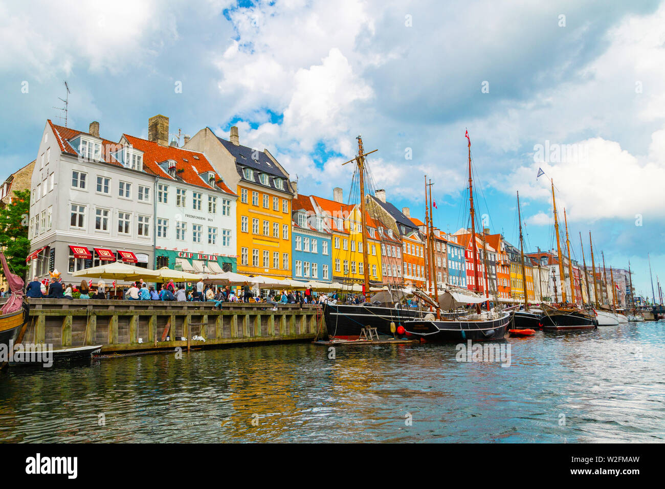 Vista del vecchio porto di Nyhavn nella centrale di Copenhagen Foto Stock