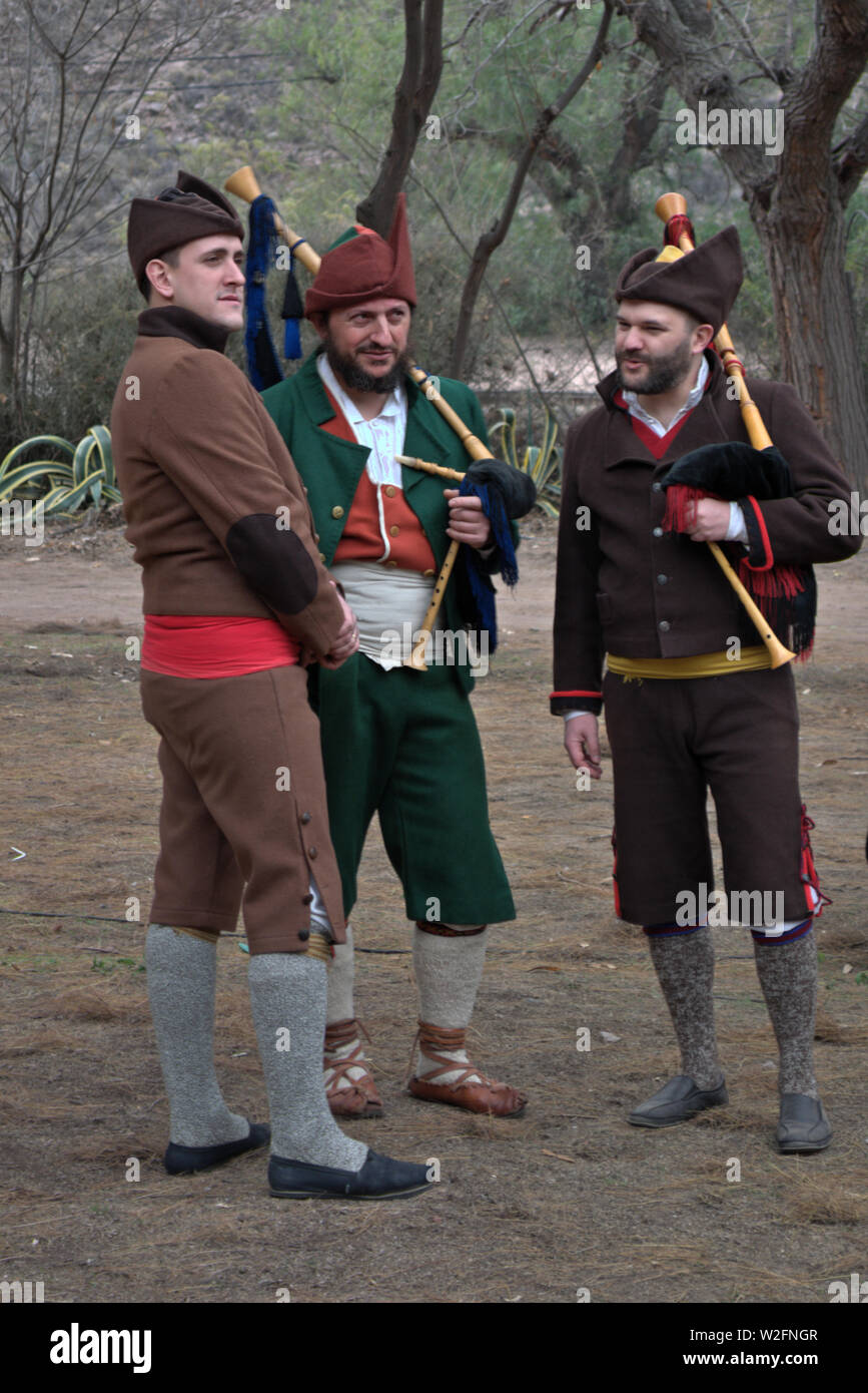 Tre musicisti in costumi tradizionali a un festival asturiani. Foto Stock