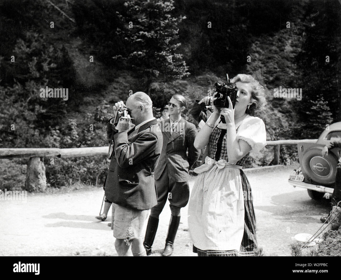 Eva Braun Collection (devet) - Didascalia originale: Besuch beim Film! Es wird gedreht 'der laufende Berg" (attori e attrici sul set del film in Germania per scattare delle foto ca. fine 1930 o inizio 1940) Foto Stock