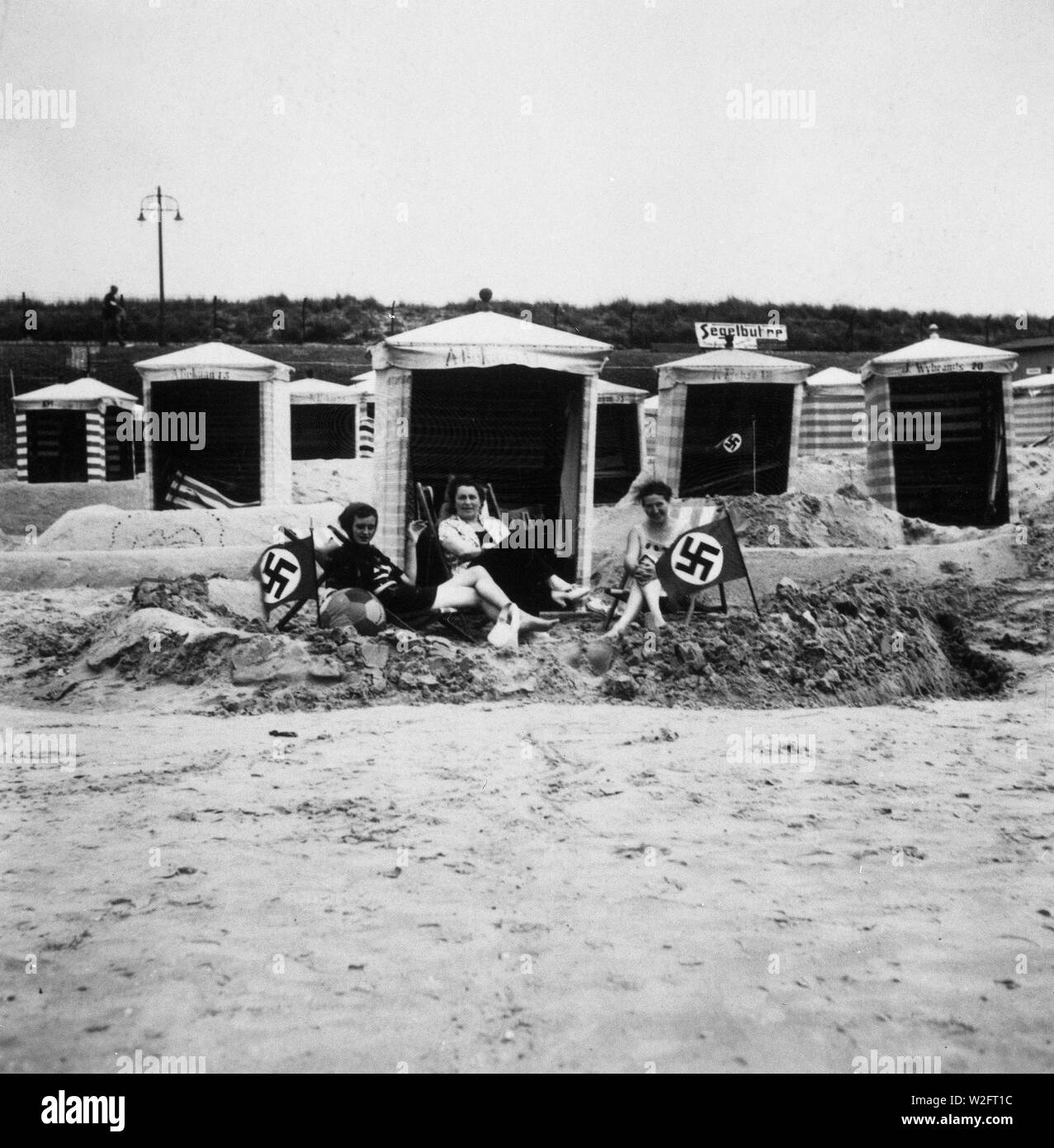 Eva Braun Collection (album) 4 - donne presso la spiaggia nella Germania nazista con bandiere con la svastica piantati nella sabbia ca. fine degli anni trenta del novecento Foto Stock