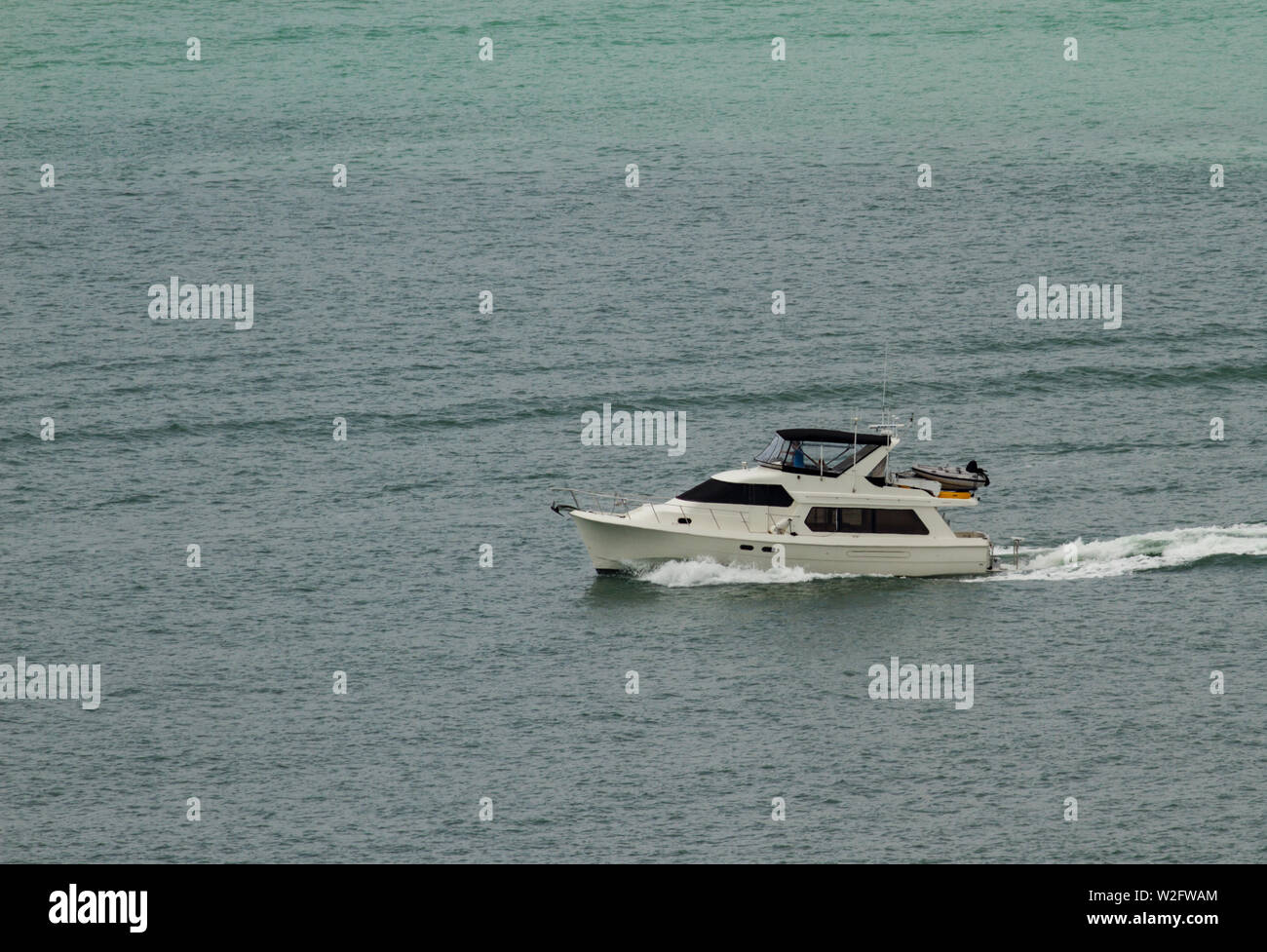 Il motoscafo yacht racing attraverso il lungomare di Auckland, Nuova Zelanda Foto Stock