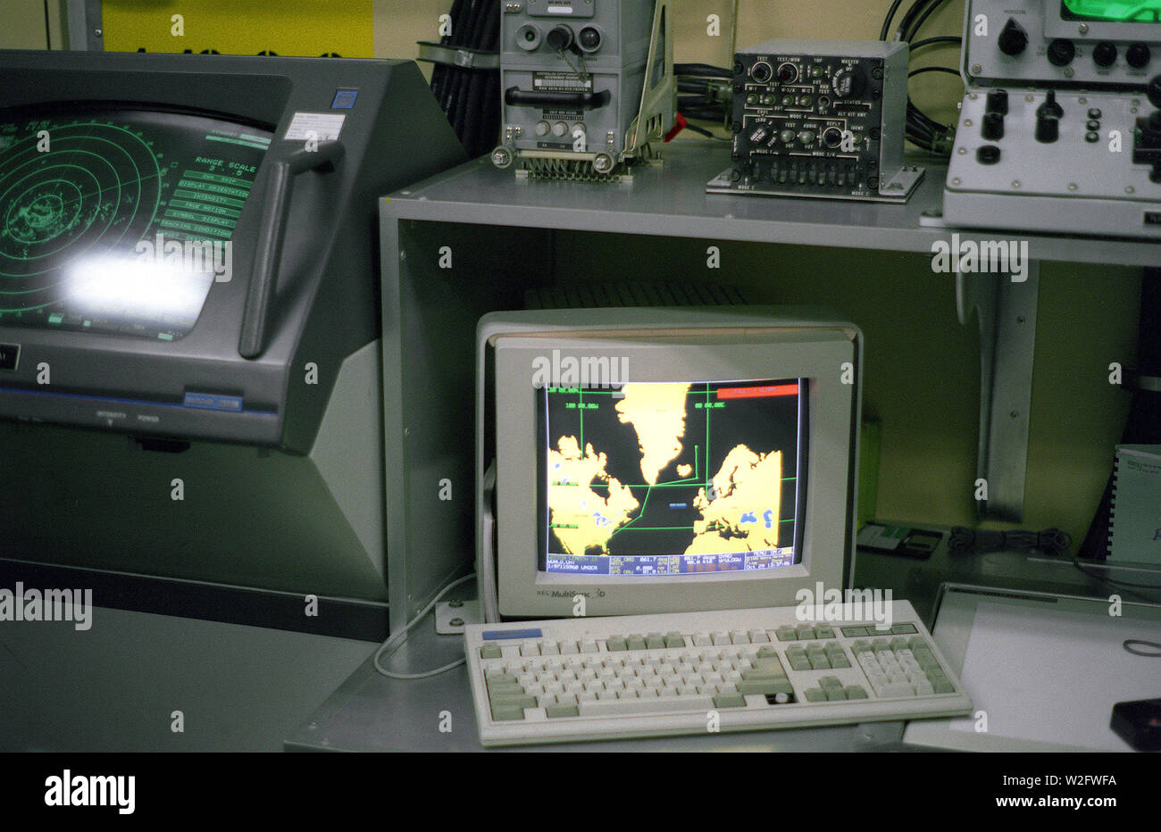 Una vista ravvicinata di un monitor digitale nella lotta contro centro informazioni del pattugliamento costiero nave USS TEMPEST (PC-2). Il navigatore è in grado di eseguire la scansione dei grafici nel computer e di ottenere un'immagine digitalizzata sul monitor. Sulla sinistra si trova l'unità di visualizzazione per la Sperry RASCAR navigazione/ricerca di superficie del sistema radar. La nave è ormeggiata presso il Washington Navy Yard ed è aperto per visite guidate. Foto Stock