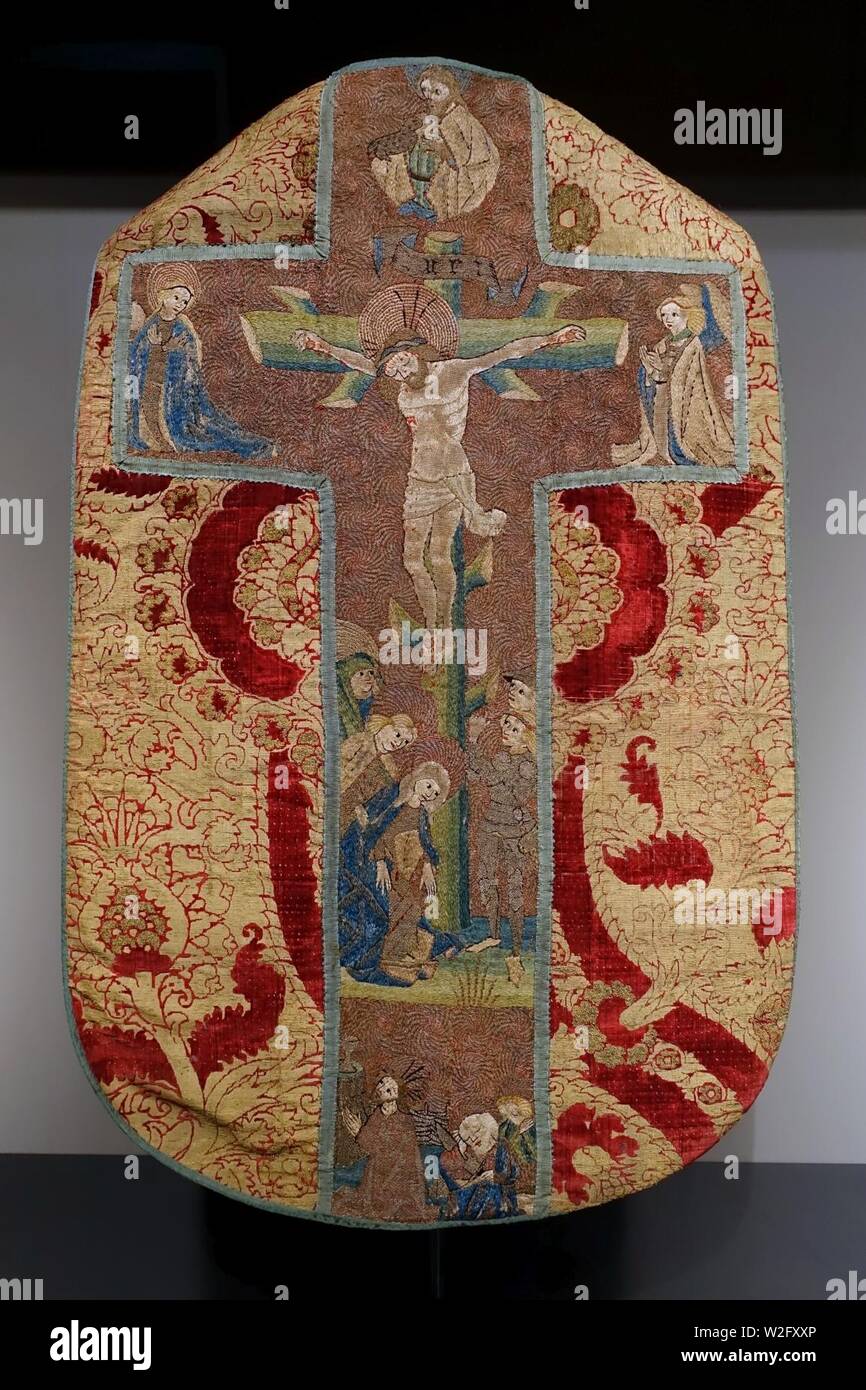 Casula , seta e velluto con filo d'oro, Firenze, c. 1475, Oro & la seta croce sulla biancheria, Medio Reno, c.1500, Colonia orphrey, c. 1450-1500 Foto Stock