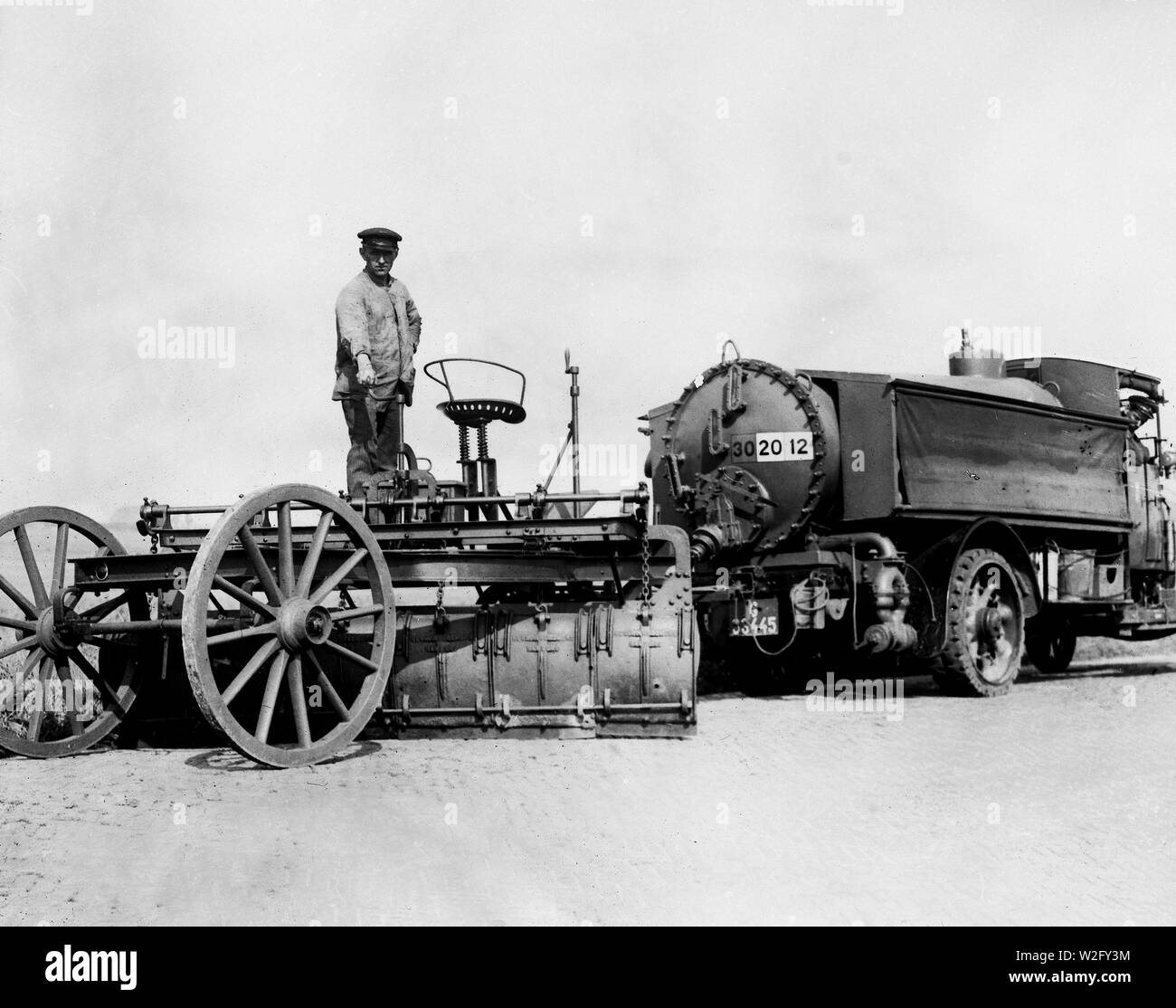 Spartineve montato dietro una petroliera ca. 1930 Den Helder Paesi Bassi Foto Stock