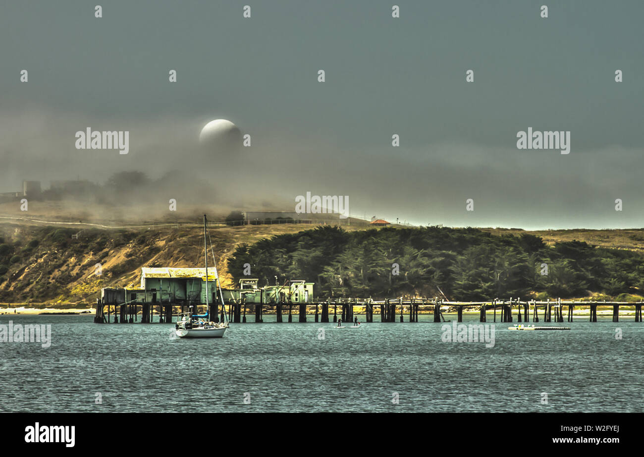 Half Moon Bay California pier dock su un nebbioso pomeriggio d'estate. Foto Stock