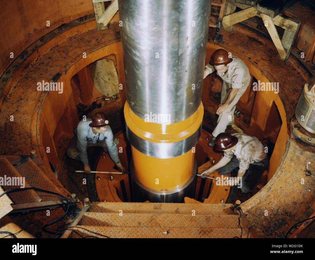 Controllare l'allineamento di un albero della turbina nella parte superiore del cuscinetto di guida in TVA la centrale idroelettrica, watt Bar Dam, Tennessee Foto Stock Controllare l'allineamento di un albero della turbina nella parte superiore del cuscinetto di guida in TVA la centrale idroelettrica, watt Bar Dam, Tennessee Foto Stock