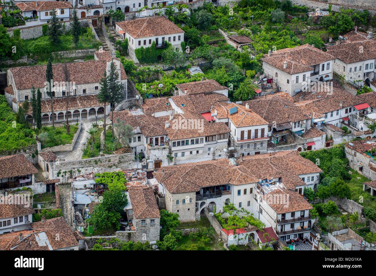 Vista sul case con vecchi tetti di tegole, distretto Gorica, Berat, Albania Foto Stock