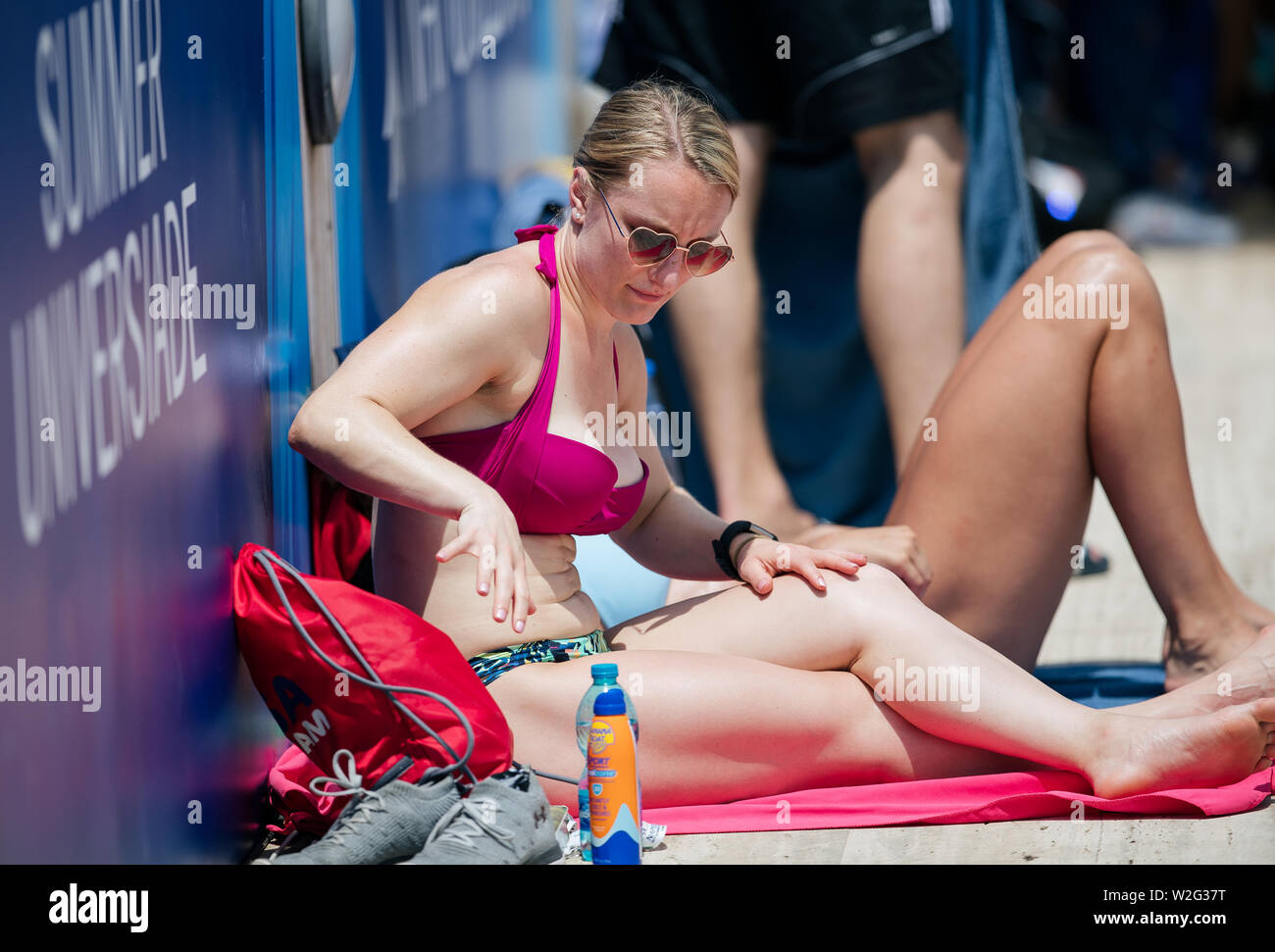 Napoli, Italia. 08 Luglio, 2019. I partecipanti rilassatevi prima del diving concorrenza durante l'Universiade estiva 2019. Credito: SOPA Immagini limitata/Alamy Live News Foto Stock