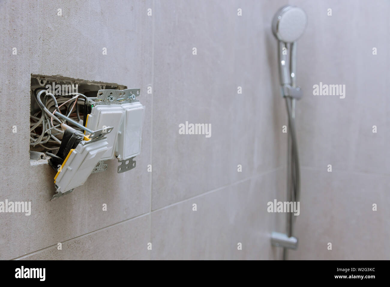 Processo di installazione di interruttore elettrico prese nella stanza da bagno Foto Stock