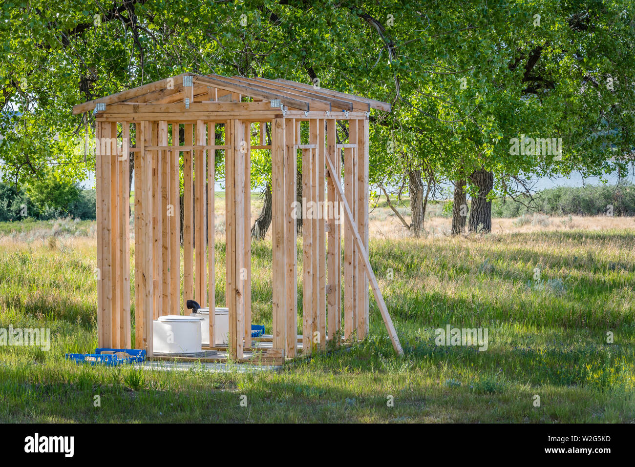 Aria aperta dipendenza con wc in Saskatchewan, Canada: dipendenza in costruzione Foto Stock