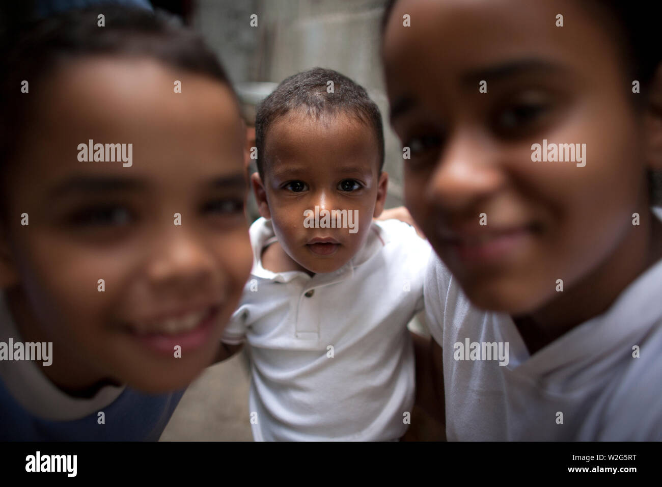 Tre ragazzi di stand in casa dell'organizzazione "uchachos de la Calle," o "strada Kids' a Los Erasos shanty neighboorhood a Caracas, Venezuela. Foto Stock