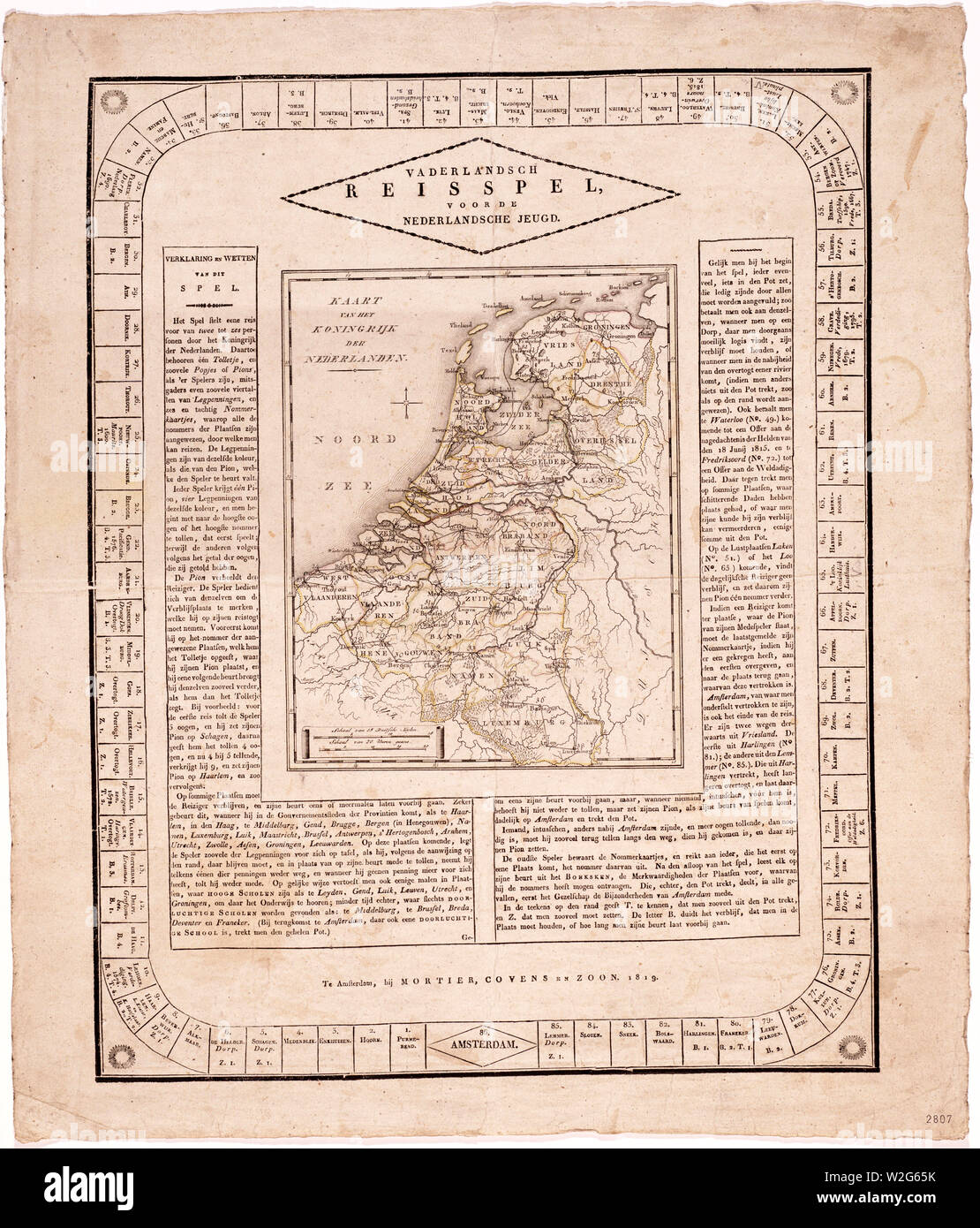 Un gioco da tavolo con una carta nel mezzo dell'allora Regno dei Paesi Bassi. Circa le regole del gioco. Sul bordo esterno di un nastro con caselle numerate con nomi di luogo. Alcuni nomi di luogo accompagnata da fatti storici. Foto Stock