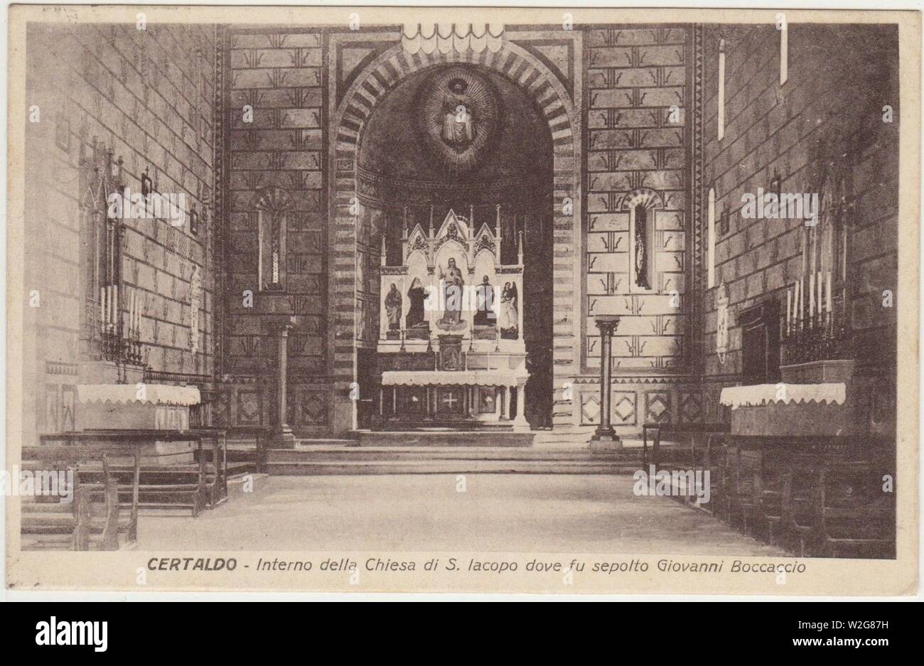 Chiesa dei Santi Jacopo e Filippo a Certaldo Alto. Aspetto dell'interno con le decorazioni neomedioevali tra i primi anni del Novecento e gli anni 1960. Foto Stock