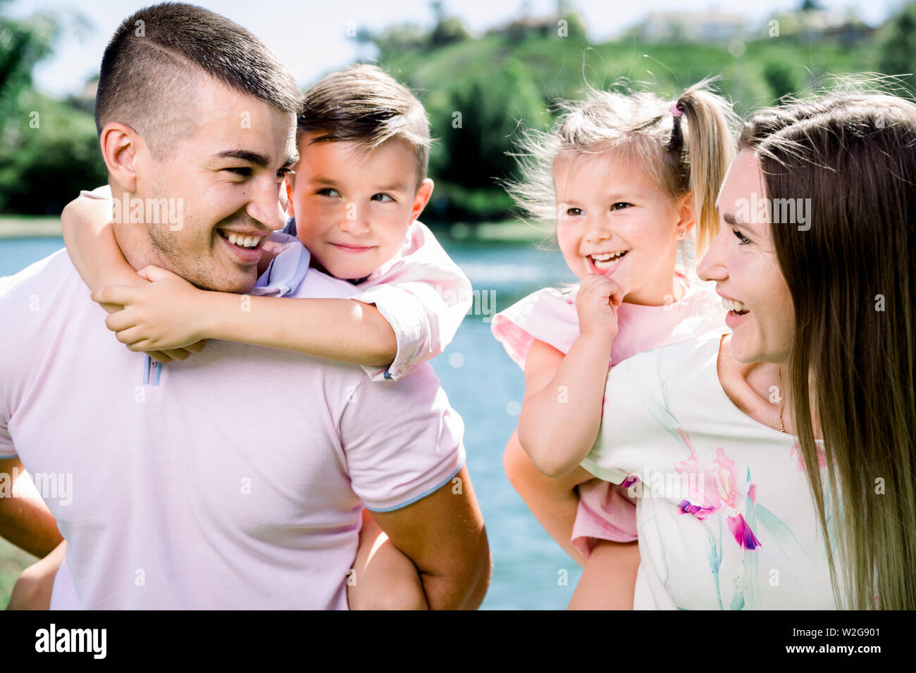 La famiglia felice al parco avente un buon tempo insieme Foto Stock