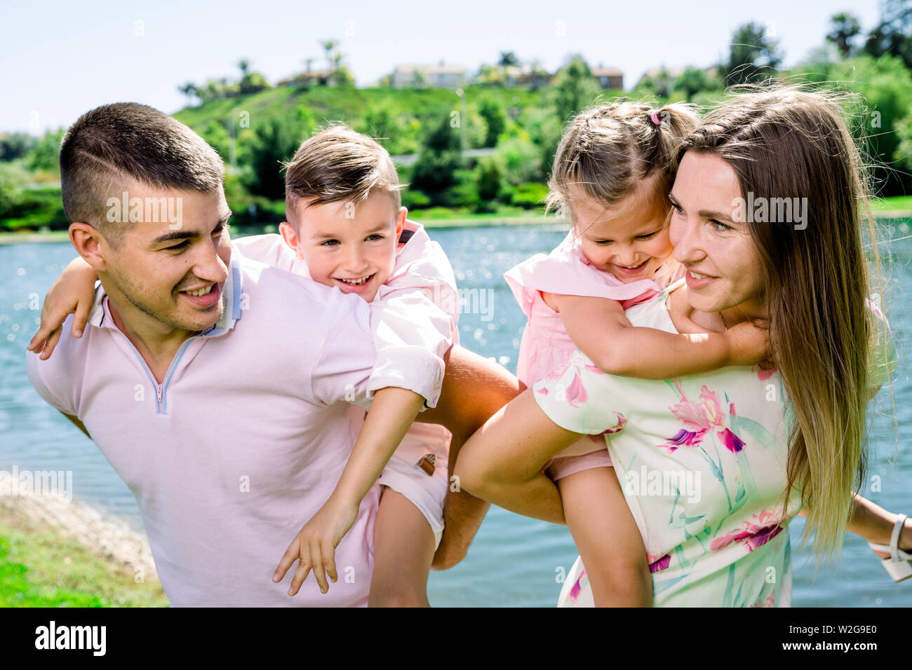 La famiglia felice al parco avente un buon tempo insieme Foto Stock