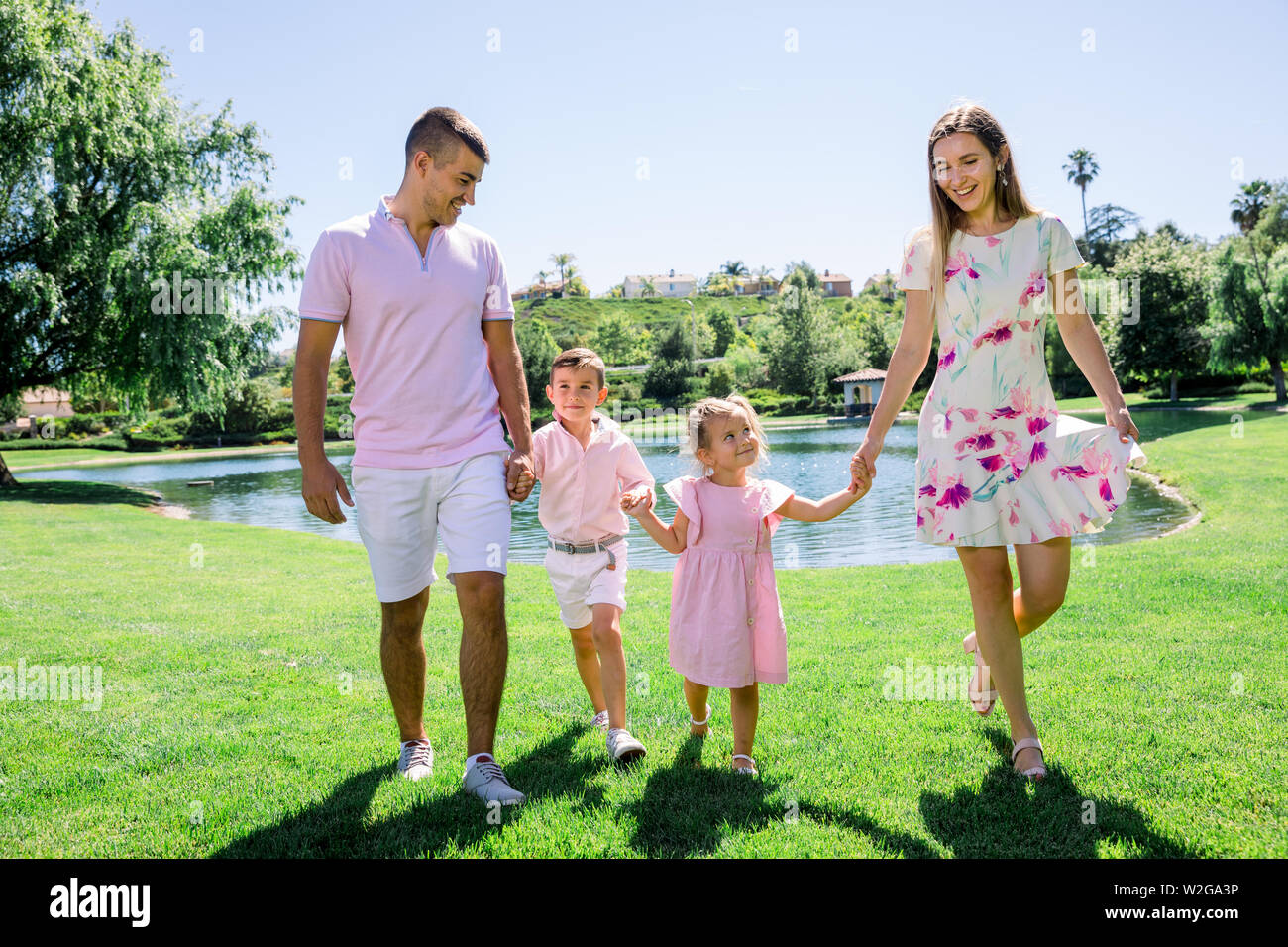 La famiglia felice al parco avente un buon tempo insieme Foto Stock