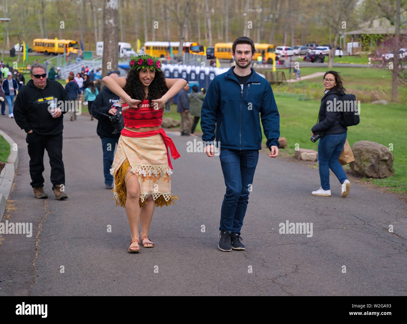 Meriden, CT, Stati Uniti d'America. Apr 2019. Daffodil Festival. Attrice che interpreta un personaggio animato a piedi per una performance. Foto Stock