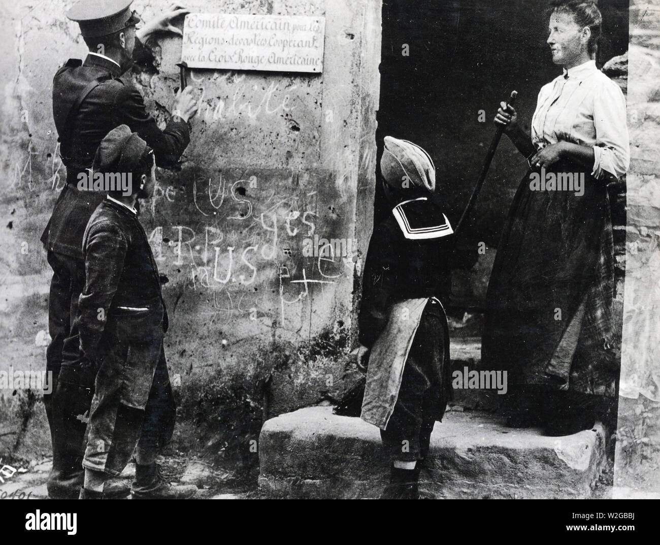 Soldato americano mettendo a segno per una scuola di francese insegnante ca. 1917-1919 Foto Stock