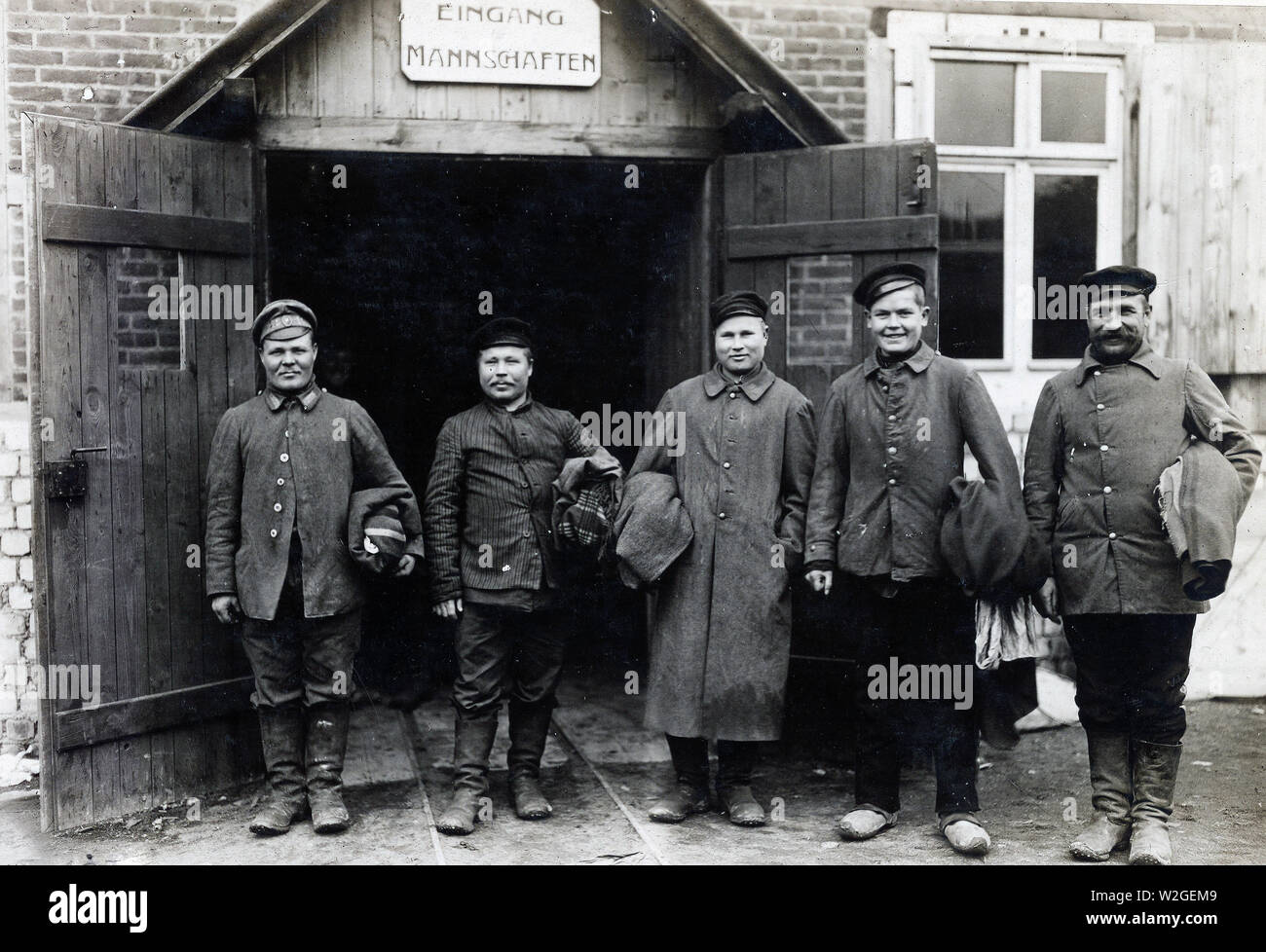 Ex prigionieri di guerra russi in procinto di essere deloused in un luogo una volta costruiti e utilizzati dai tedeschi. Logway, Meurthe et Mosselle, Francia ca. 12/3/1918 Foto Stock