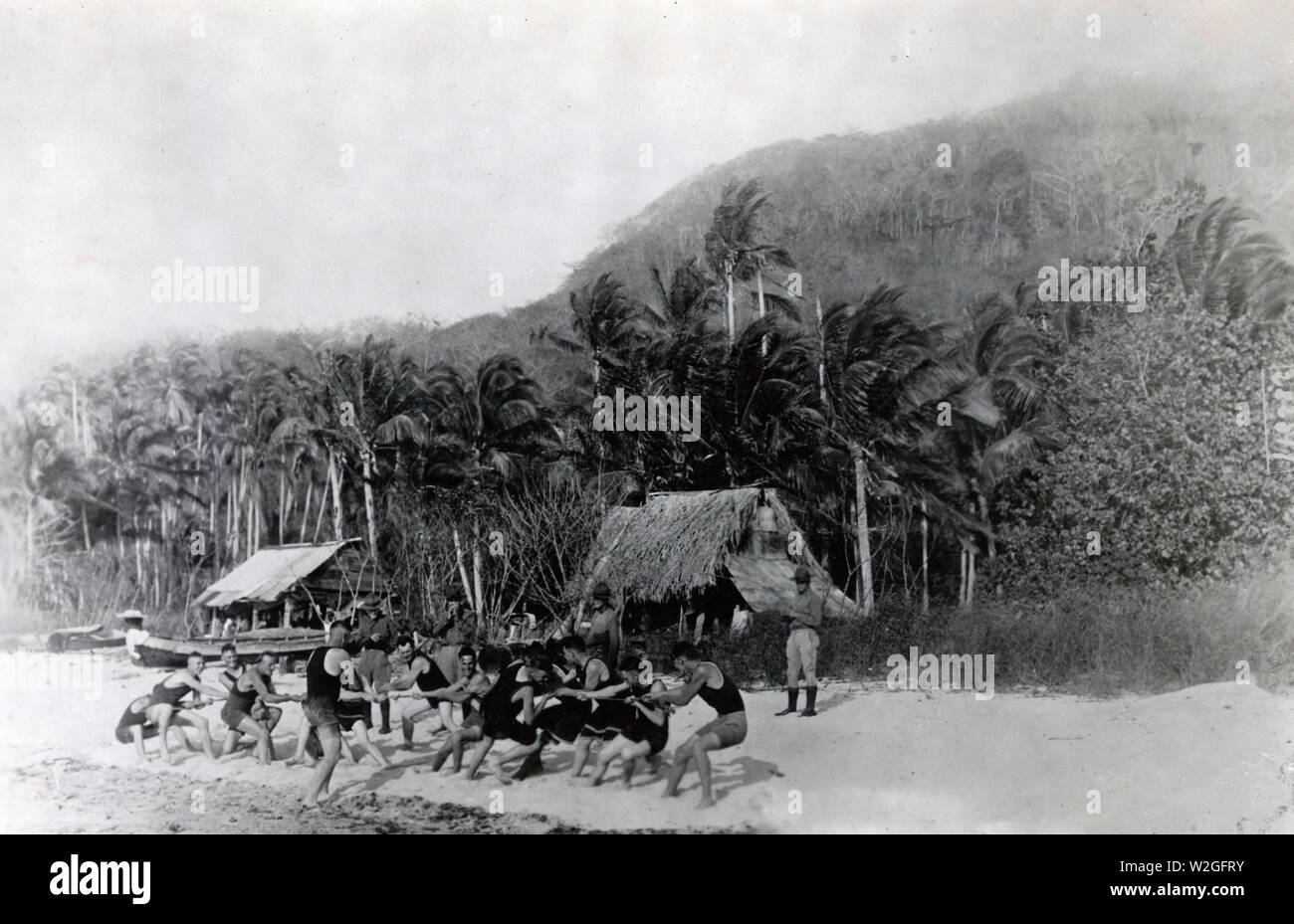 I soldati americani in Panama. Soldati americani godendo di un Tug-of-War corrispondenza su una delle isole adiacenti al canale di Panama. Nota la fitta giungla in background ca. 5/24/1920 Foto Stock