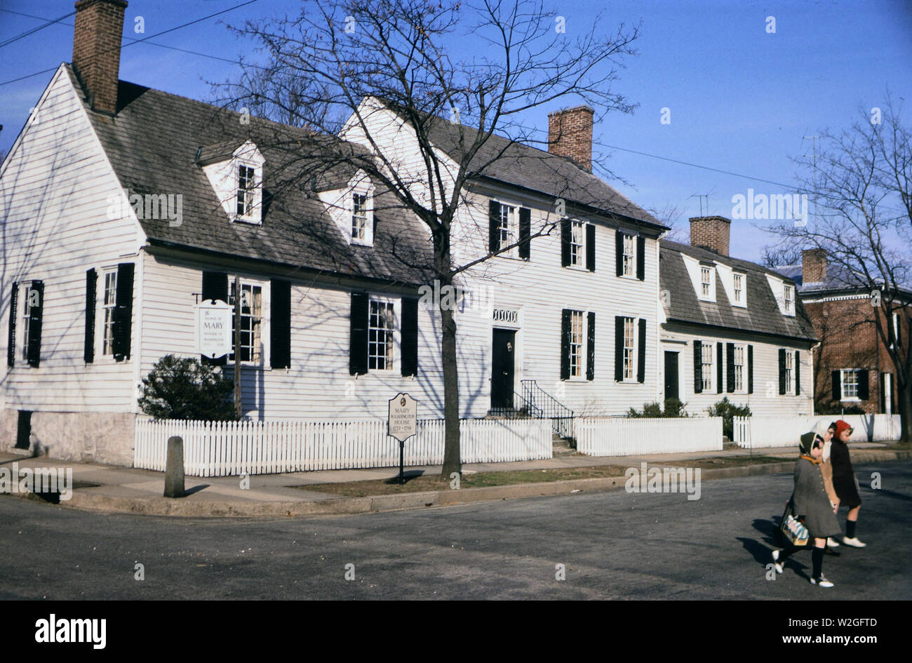I bambini che attraversano la strada di fronte alla Maria Casa di Washington in Fredericksburg Virginia ca. 1963 Foto Stock