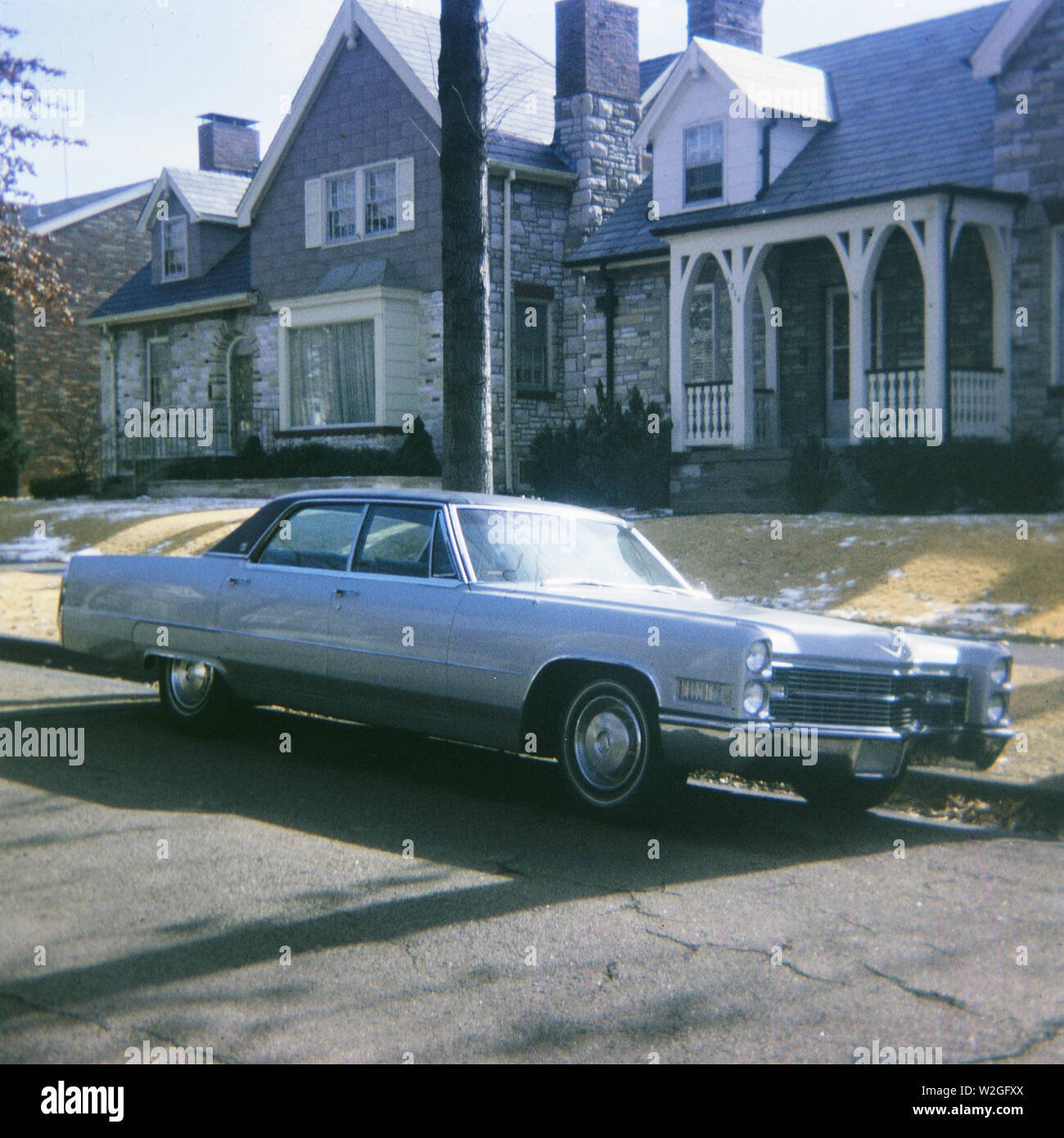 Macchina parcheggiata di fronte a una casa ca. 1970 Foto Stock
