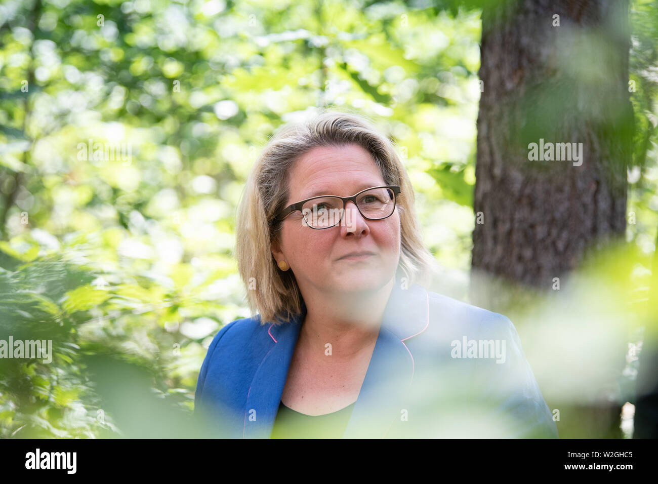 Heideblick, Germania. 08 Luglio, 2019. Svenja Schulze (SPD), il Ministro per l'ambiente, la conservazione della natura e sicurezza nucleare, sorge nell'Rochauer Heide in una foresta comunale. Questa è una zona di foresta che viene attualmente convertito per renderla più resistente alle conseguenze del cambiamento climatico. Il ministro è in una due giorni di viaggio estivo di Brandeburgo. Credito: Soeren Stache/dpa/Alamy Live News Foto Stock