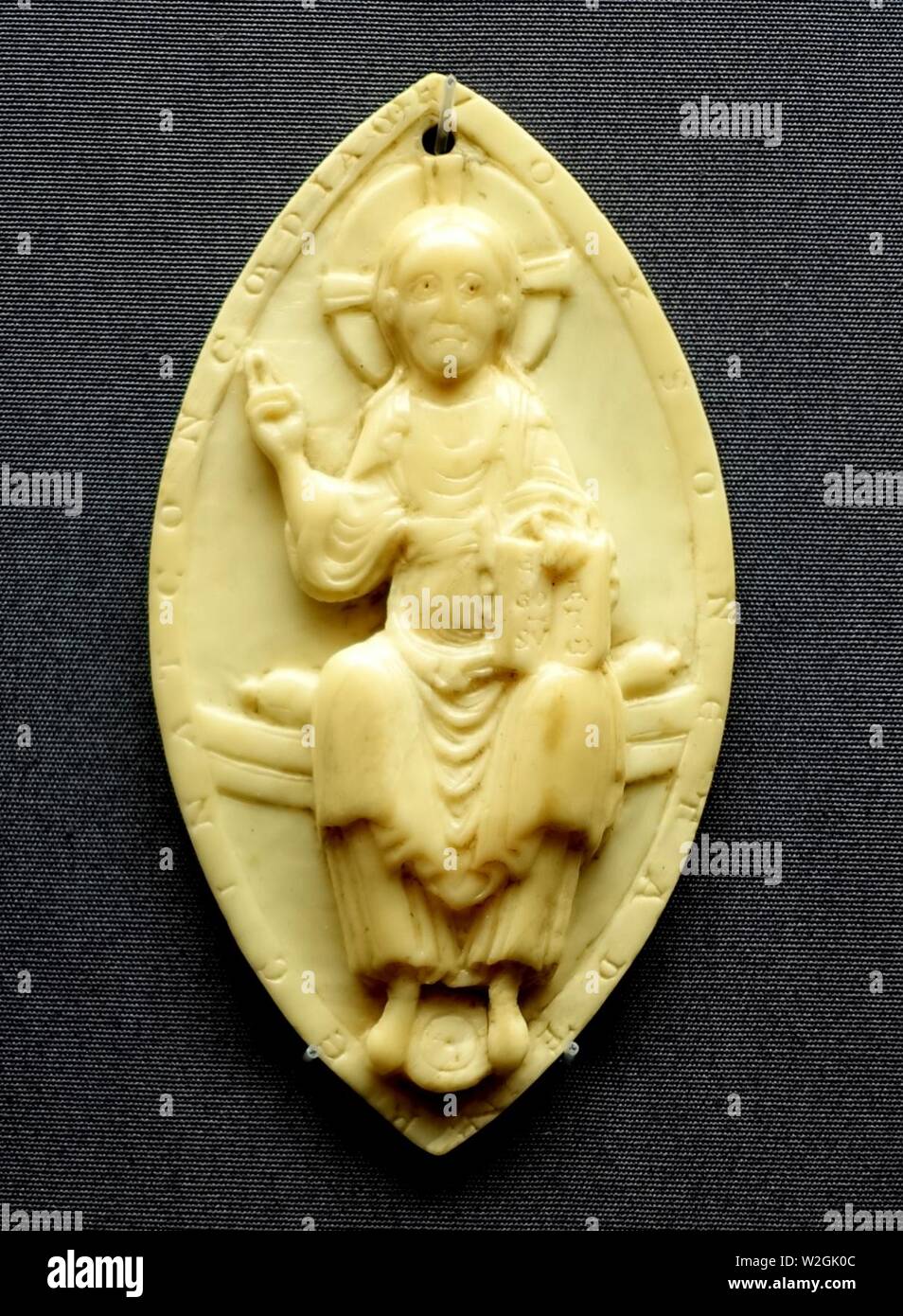 Cristo in trono (Majestas Domini), Lorraine, fine secolo XI, trichechi o avorio narwhale - Foto Stock