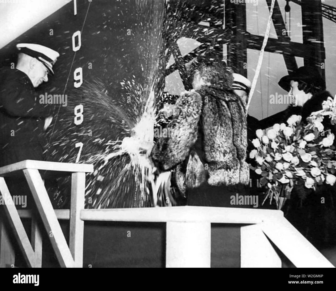 Cerimonia di battesimo di Essington HMS (BDE-21) presso il Mare Island Naval Shipyard il 18 dicembre 1942. Foto Stock