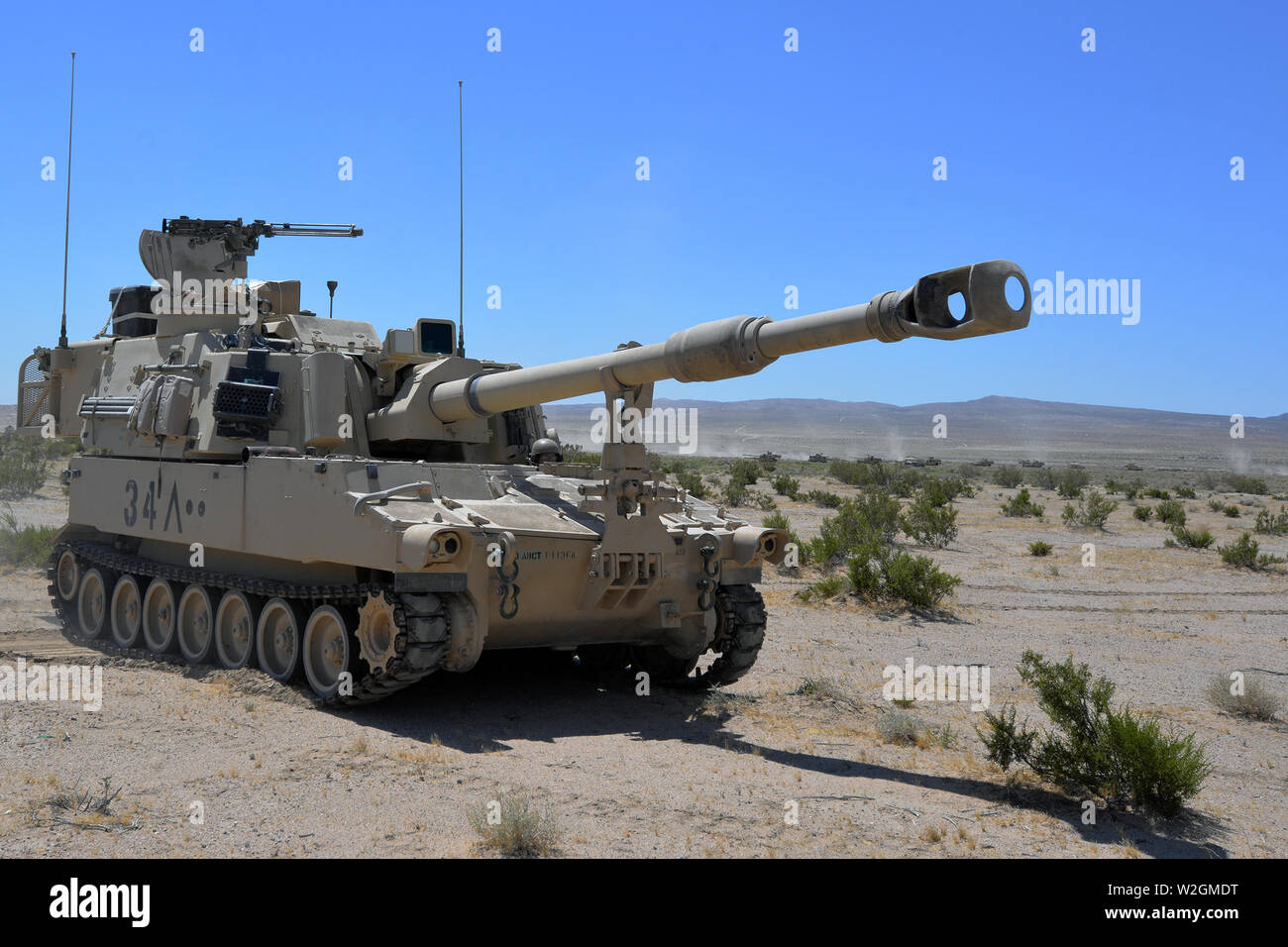 A North Carolina National Guard trentesimo Armored Brigade Combat Team M109A6 Paladin si sposta in posizione sulla pistola linea presso il Centro Nazionale di Allenamento (NTC), Fort Irwin, California, 4 luglio 2019. Il ABCT militari impegnati per il funzionamento Hickory pungiglione al NTC per le migliori e più attuali Combat training disponibile negli Stati Uniti Esercito la loro preparazione per oltremare deployent quest'autunno. (U.S. Esercito nazionale Guard Foto di Sgt. 1. Classe Robert Jordan, North Carolina National Guard per Affari pubblici) Foto Stock
