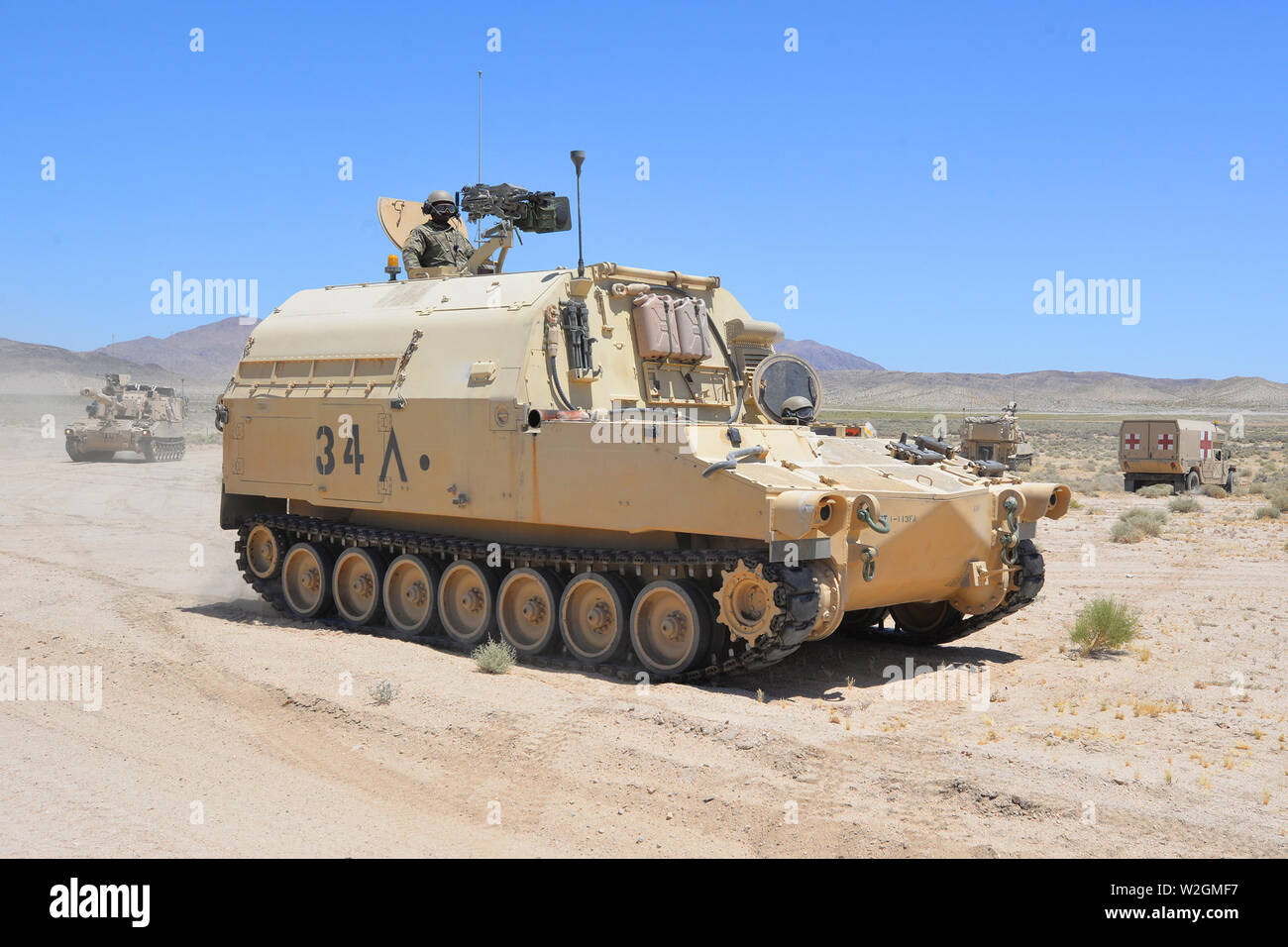 A North Carolina National Guard trentesimo Armored Brigade Combat Team di artiglieria di campo i veicoli si spostano in posizione sulla pistola linea presso il Centro Nazionale di Allenamento (NTC), Fort Irwin, California, 4 luglio 2019. Il ABCT militari impegnati per il funzionamento Hickory pungiglione al NTC per le migliori e più attuali Combat training disponibile negli Stati Uniti Esercito la loro preparazione per la distribuzione all'estero più tardi questo autunno. (U.S. Esercito nazionale Guard Foto di Sgt. 1. Classe Robert Jordan, North Carolina National Guard per Affari pubblici) Foto Stock