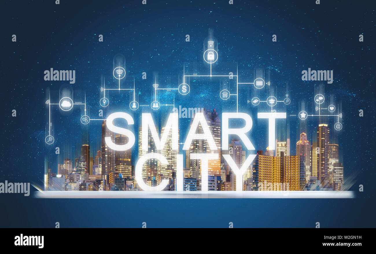 Smart City e la tecnologia edilizia. La realtà aumentata edifici con i media online e la rete delle icone delle applicazioni sulla tavoletta digitale Foto Stock