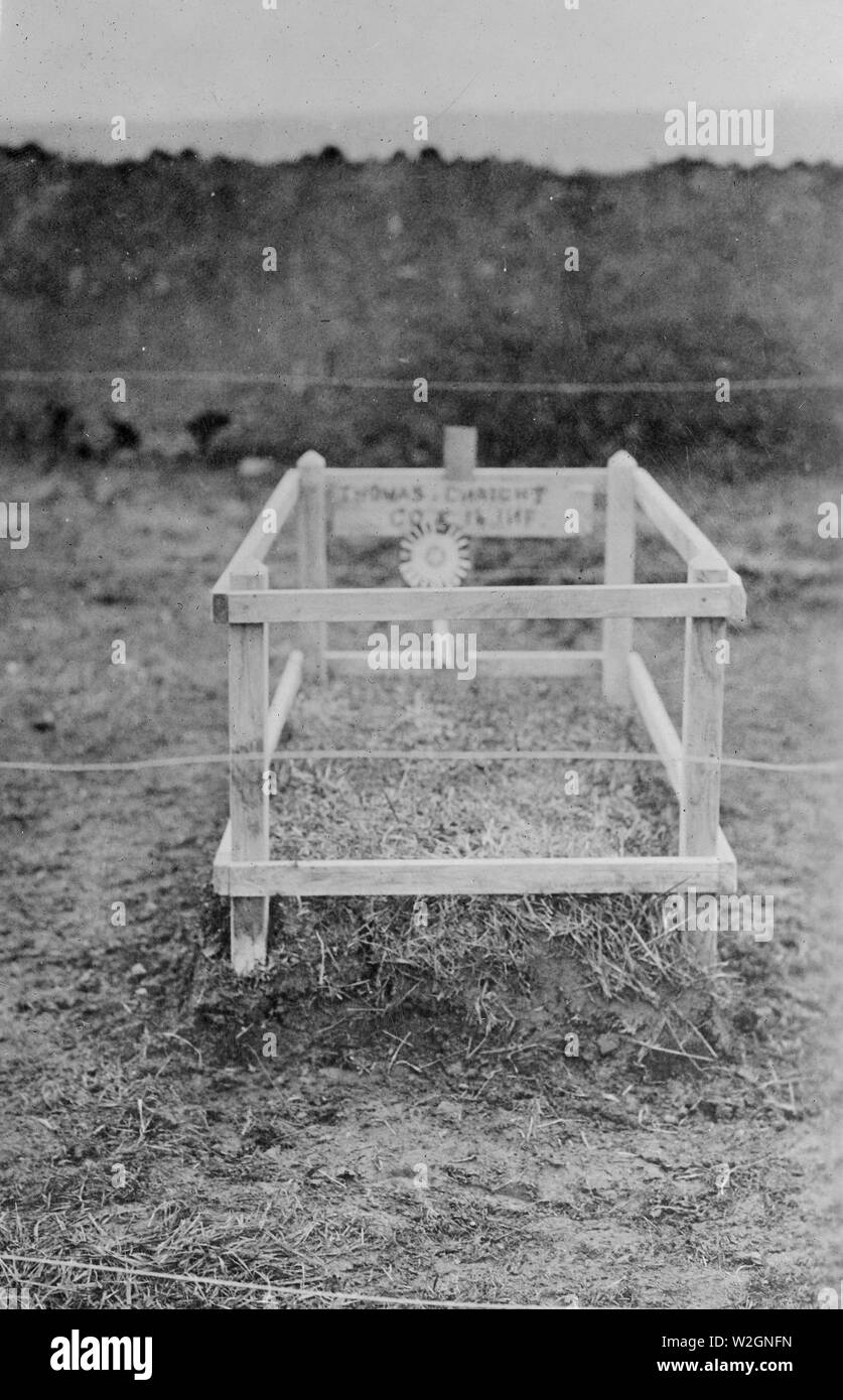 Tomba di uno dei primi tre soldati americani uccisi in azione in Francia. Sign in francese in primo piano per questo effetto (unknown data esatta) Foto Stock